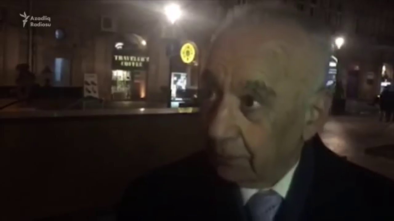 Hacıbala Abutalıbov gülür, güldürür