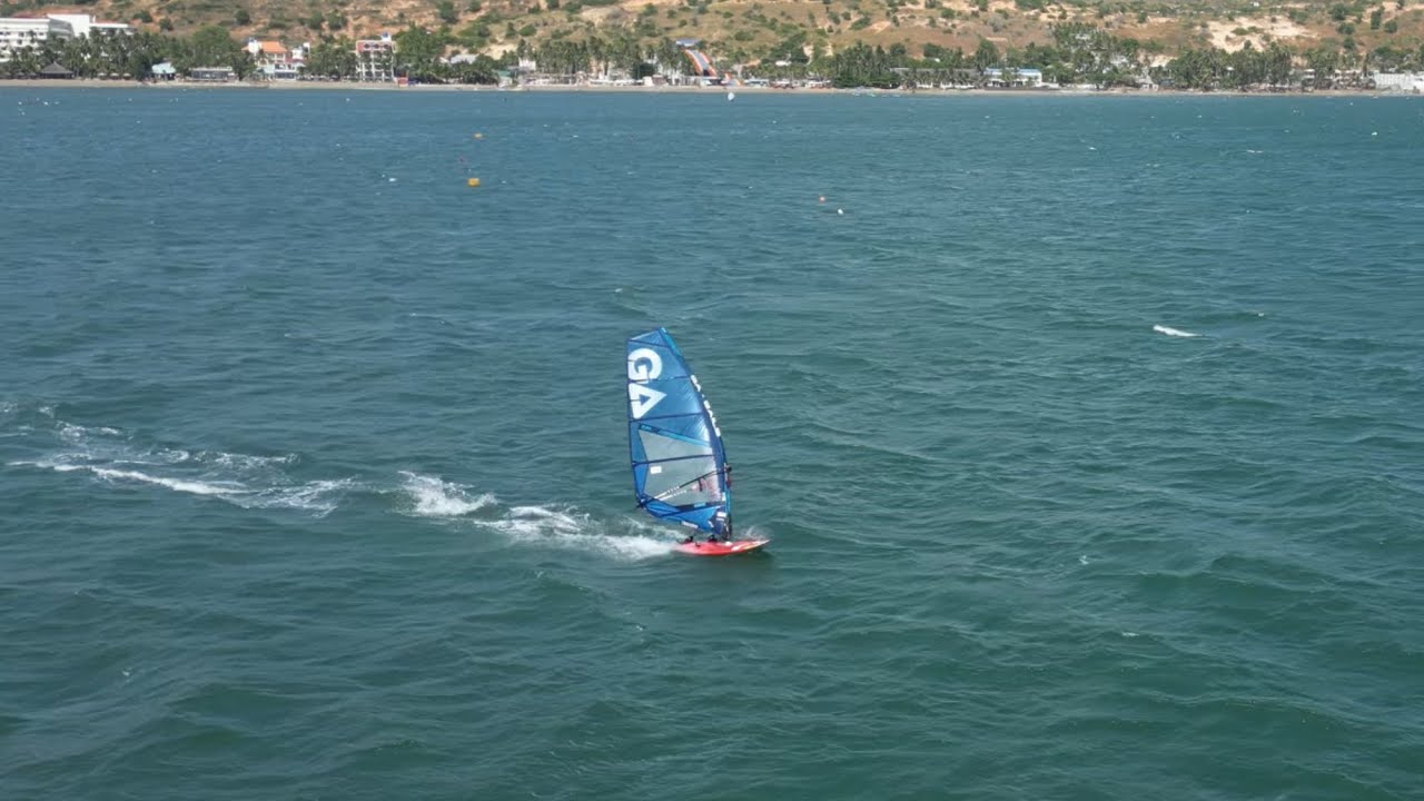 RAW wingfoil/windsurf drone footage of the day at WingMyFoil surf station (24/11/24)