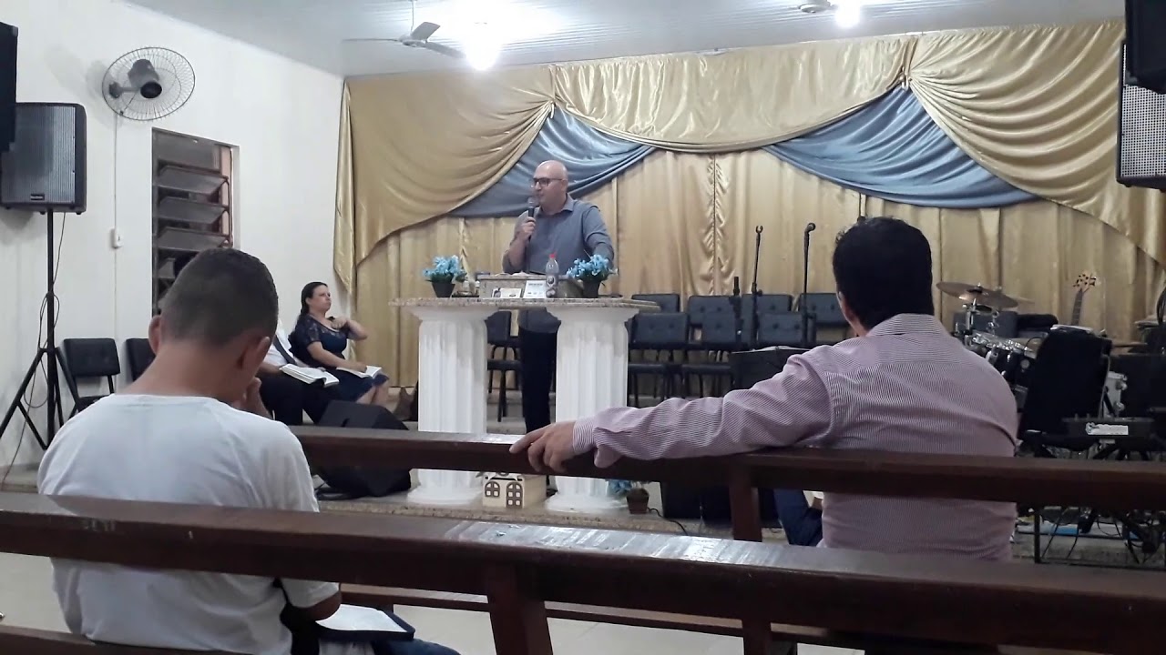 pastor daniel luz pregando culto  de jovens
