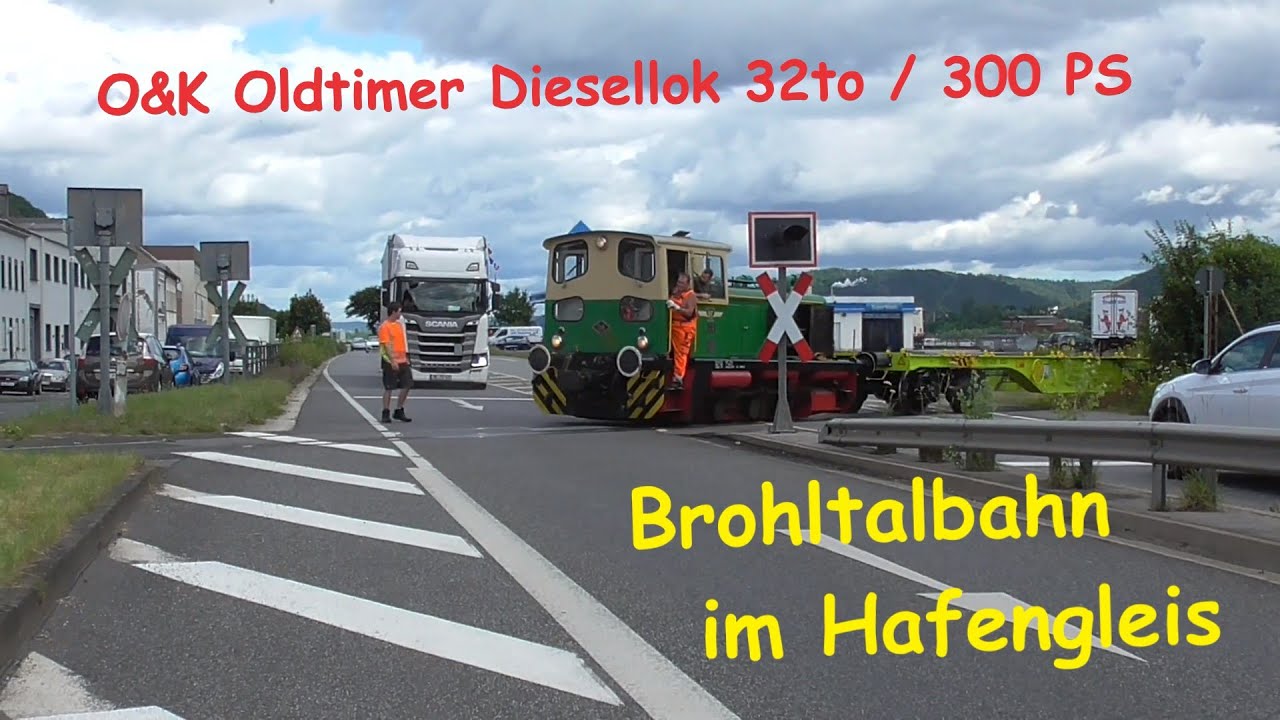 Güterzug mit Containertragwagen auf der Brohler Hafenbahn | Moderner Zug auf altem Dreischienengleis