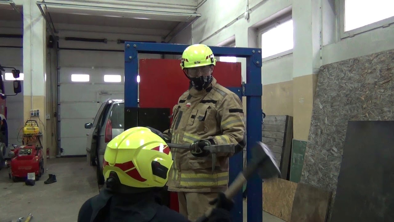 Drzwi otwierane na zewnątrz. Halligan plus Mauler