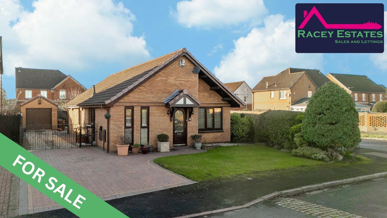 Beautifully Maintained 3 Bedroom Detached Bungalow For Sale in Lowton (WA3)- Racey Estates