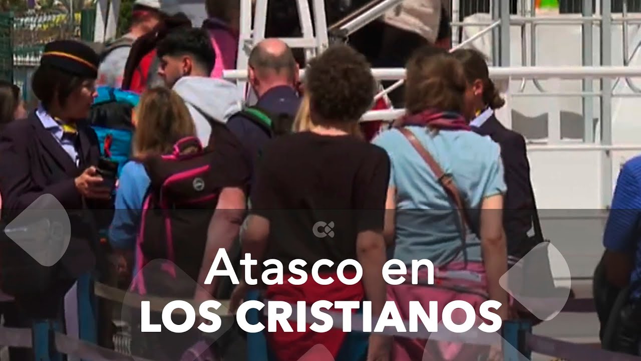 El Puerto de Los Cristianos, saturado por el tráfico marítimo