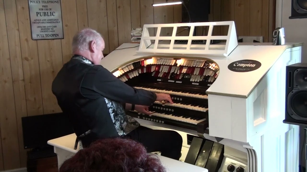 Chris Powell playing Dambusters March on 1929 Compton Virtual Theatre Pipe Organ