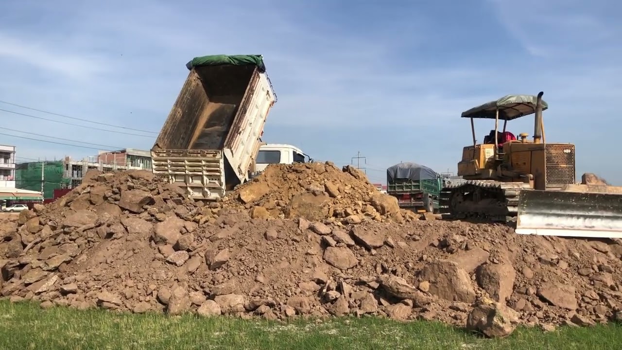 Rocky soil and red soil are used to remove grass dump truck 5ton and komatsu bulldozer d31