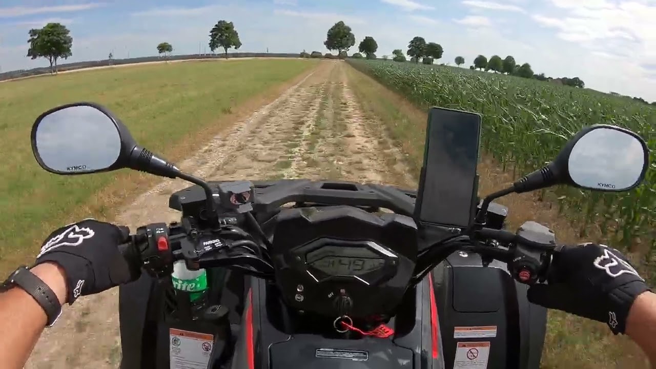 Kymco mxu 550. Neben Flughafen.