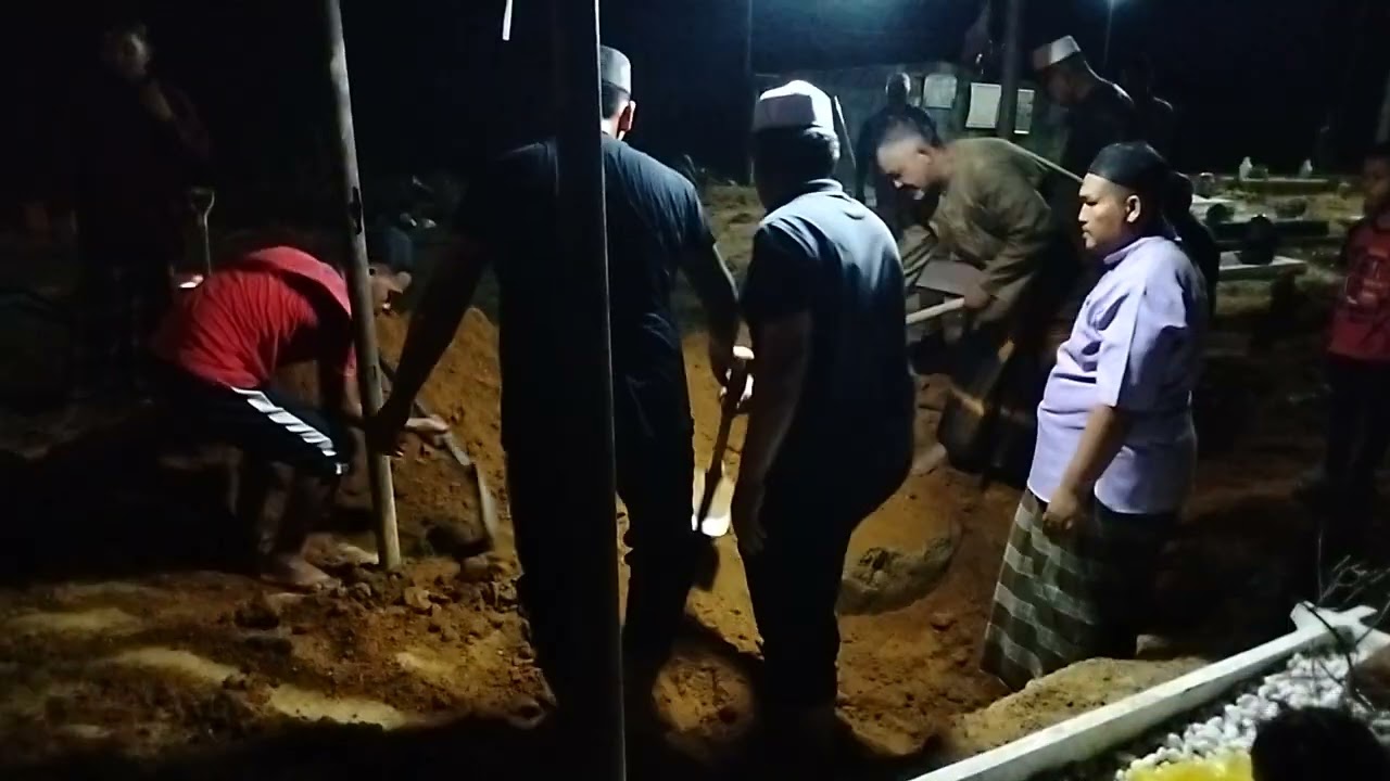 Ustaz Che Rusli menghadiri pengebumian arwah ayah angkat ( Encik Zakaria ). (1)