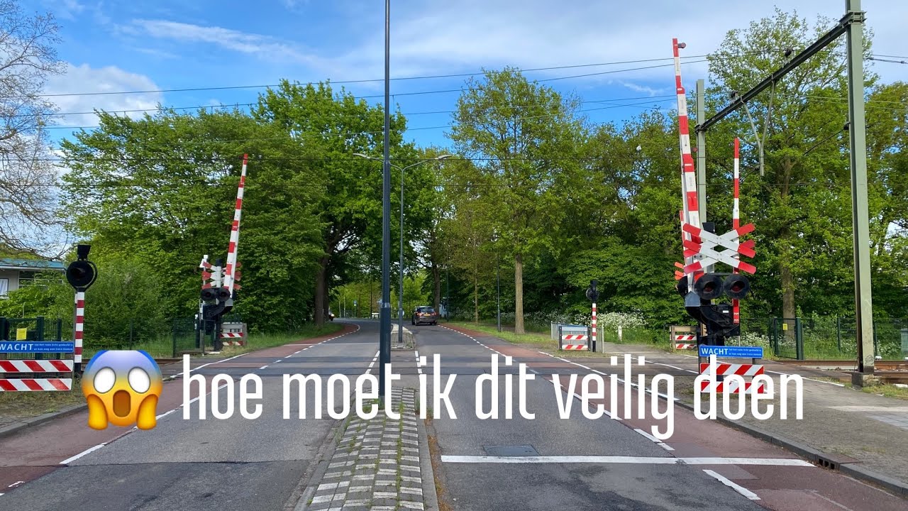 NADEREN EN OVERSTEKEN VAN EEN SPOORWEGOVERGANG.