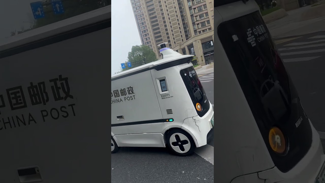 China&rsquo;s AI Delivery Robot on the Streets! Too Cute to Ignore 🤖