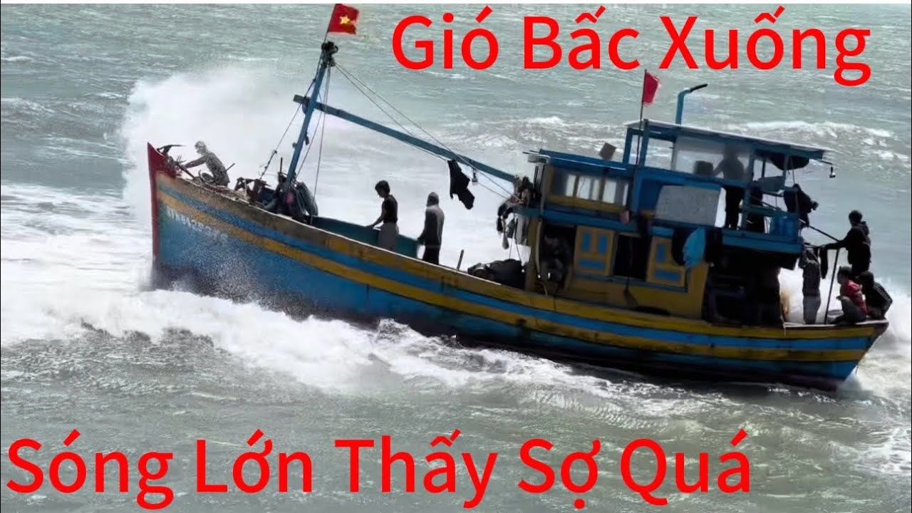 Hôm Nay Bất Chợt Gió Bấc Xuống Mạnh Sóng Lớn Đoàn Ghe Lặn Vô Cửa Biển LaGi Rất Vất Vả Thật Nguy Hiểm