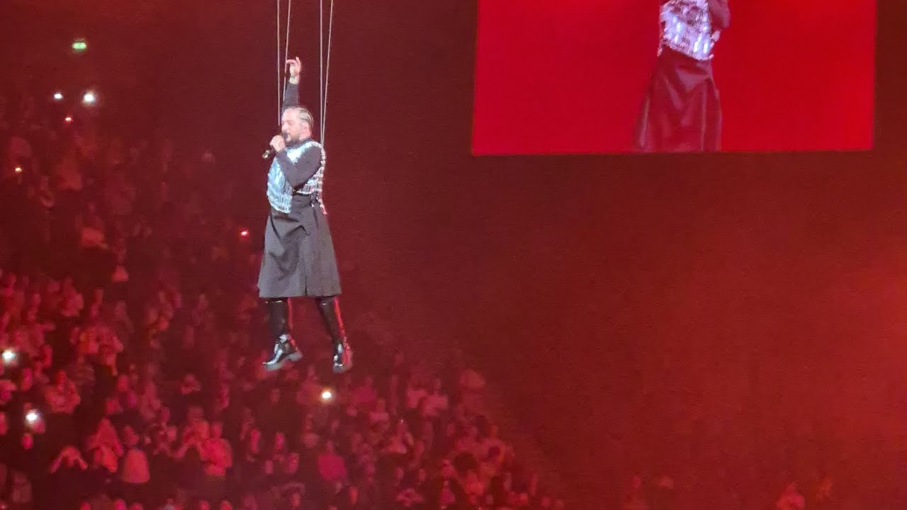 Concert Bercy - Slimane vole au dessus du public !!