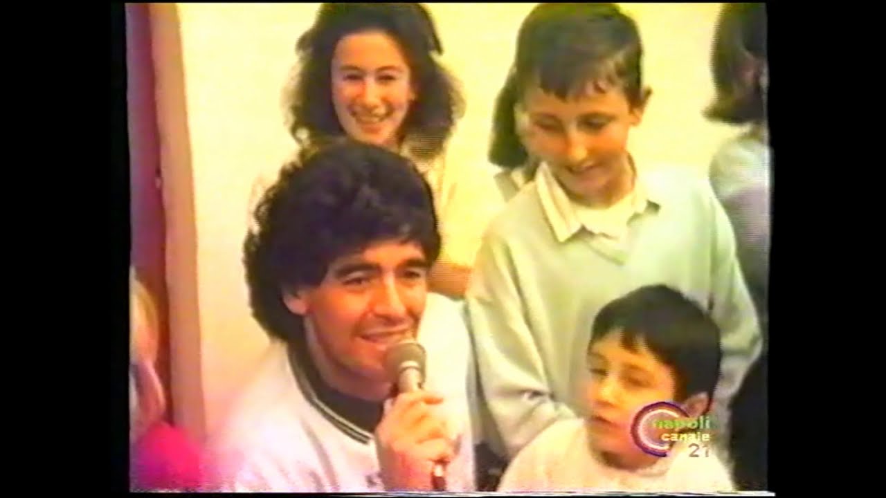 1988 Diego Armando Maradona canta Perdere l'amore di Massimo Ranieri