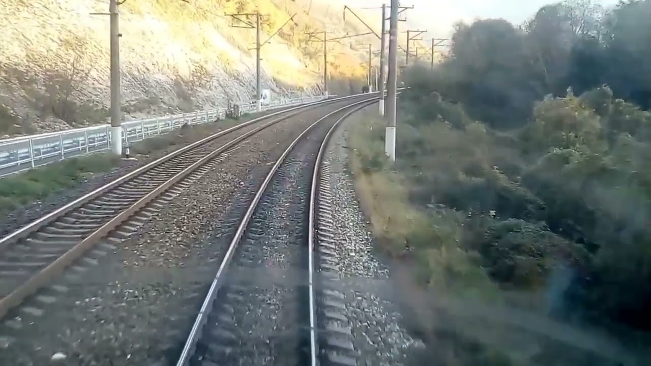 Машинист электровоза показывает последствия потопа в 2018 году. На тройке 5200 и Дончак по СМЕ. 