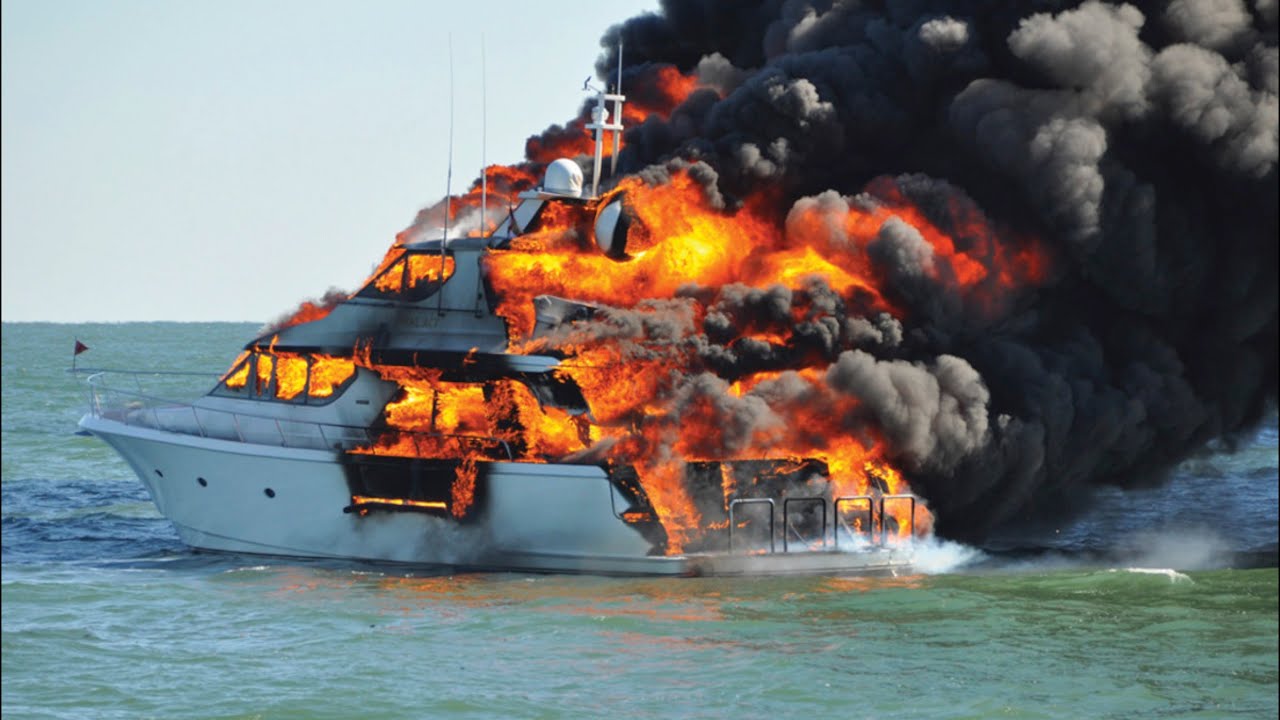 BOAT SHOPPING Fail - 1999 400 Sea Ray Sedan Bridge / The Boat Was ROTTEN! 100,000 Boat Now Is Junk