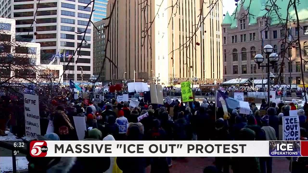 В пятницу тысячи жителей Миннесоты вышли на марш протеста против ICE (Иммиграционной и таможенной...