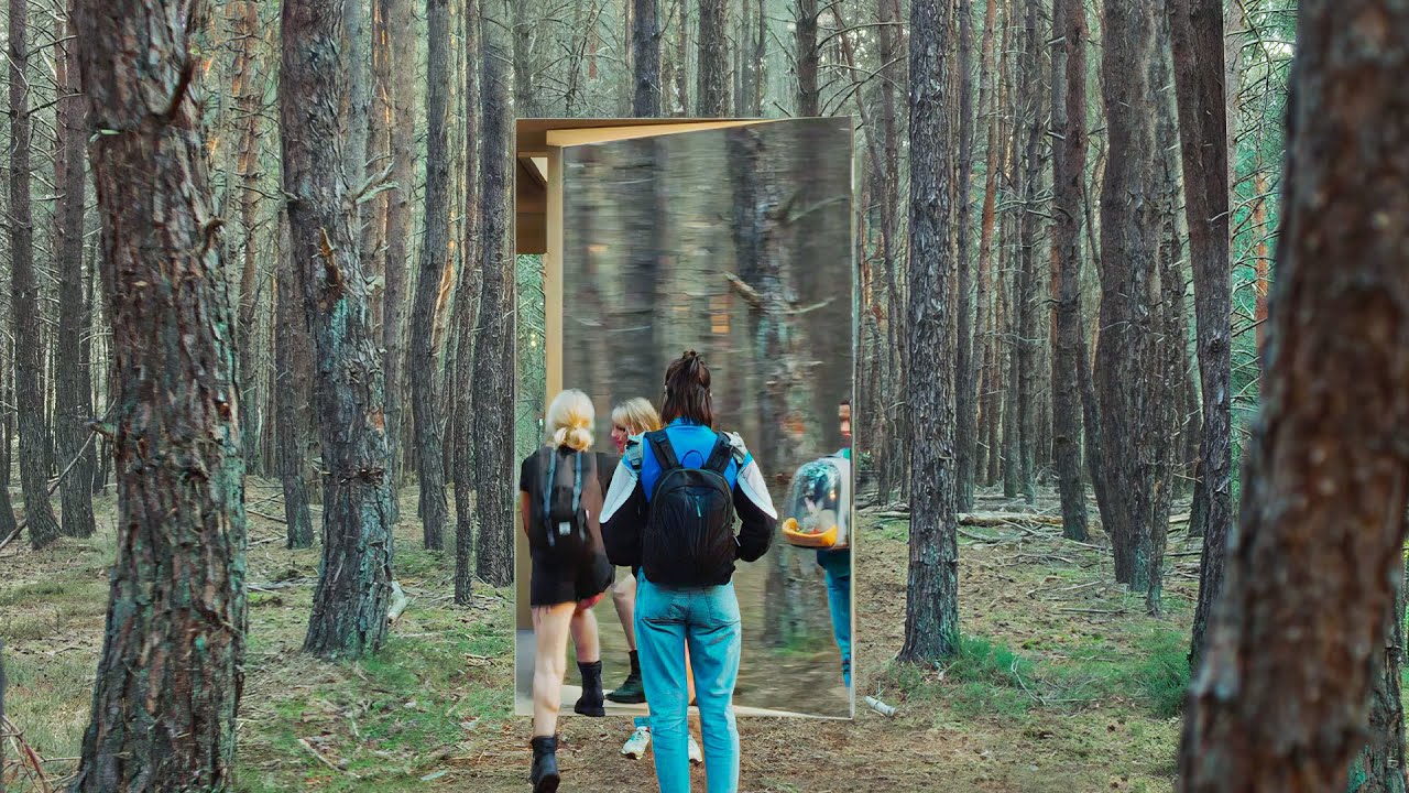 Thieves Build Mirror House to Outsmart Assassins After Robbing a Crime Boss