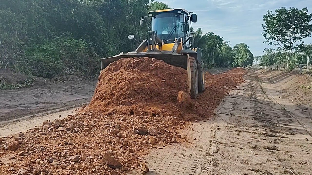 ESPALHANDO CASCALHO COM PÁ CARREGADEIRA JCB 426ZX EM ESTRADA DO BAIXÃO