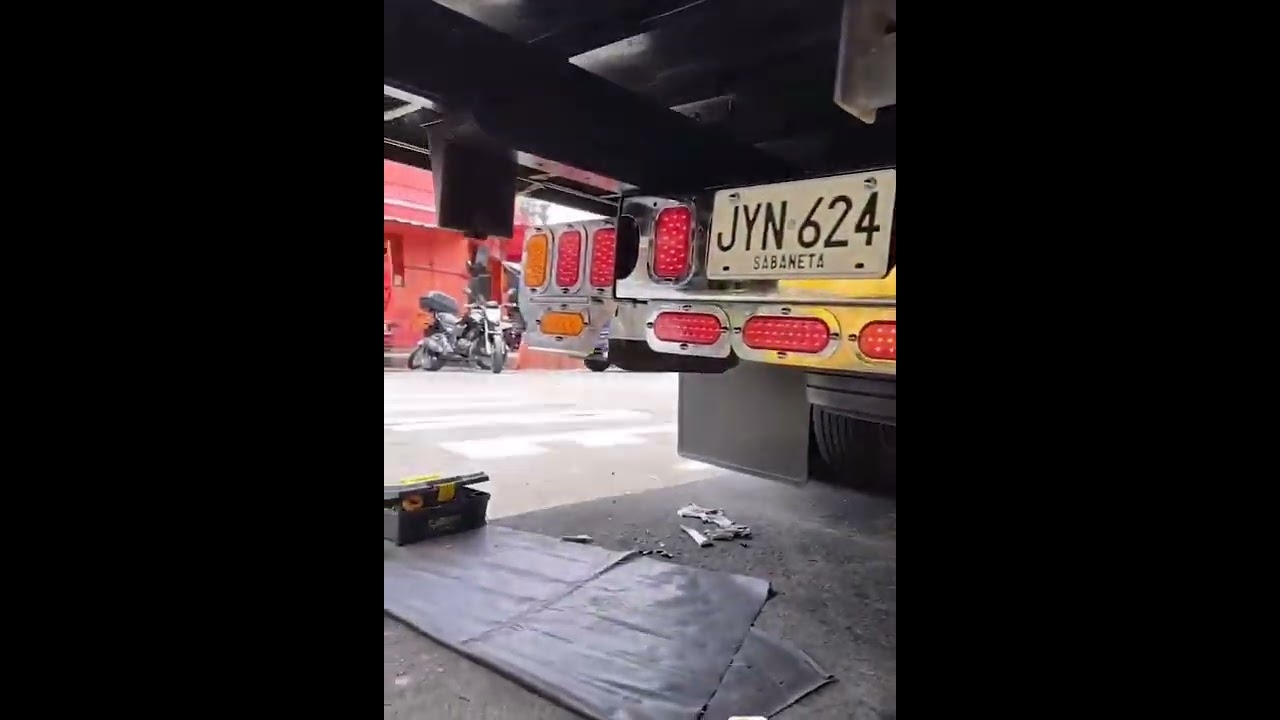 instalación de luces LED traseras de FRR 24 V.