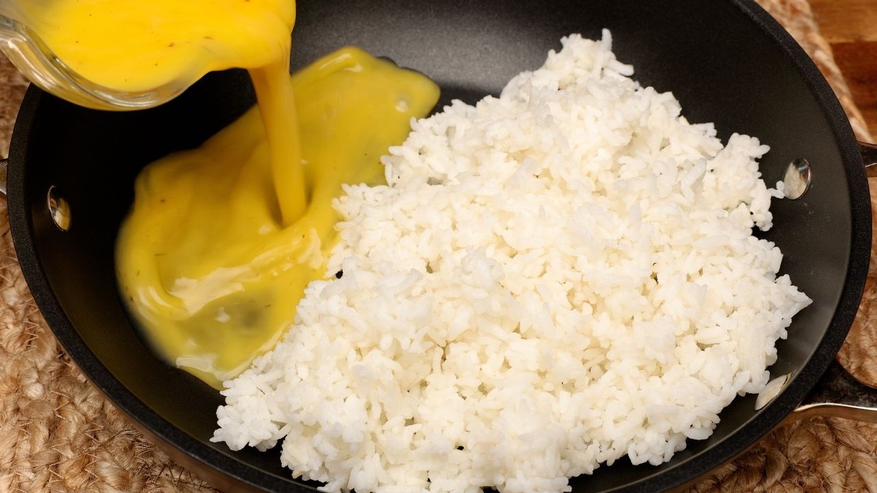 A bowl of rice with 2 eggs! I've never had such simple and delicious leftover rice