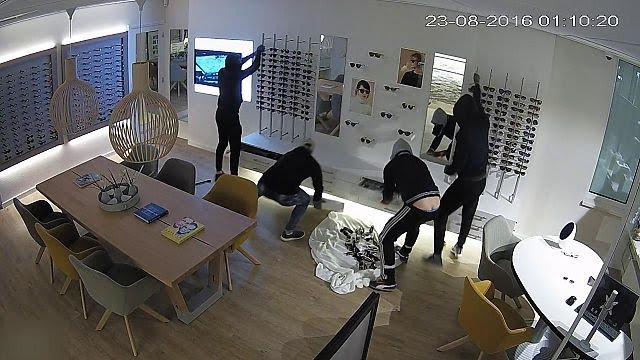 Brillendieven verjaagd door rook
