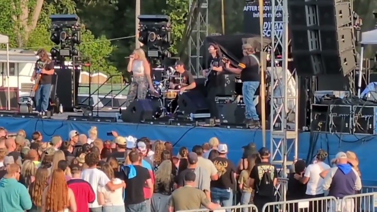 watch Madison Olivia Performing “Downtown Now” Live - YouTube