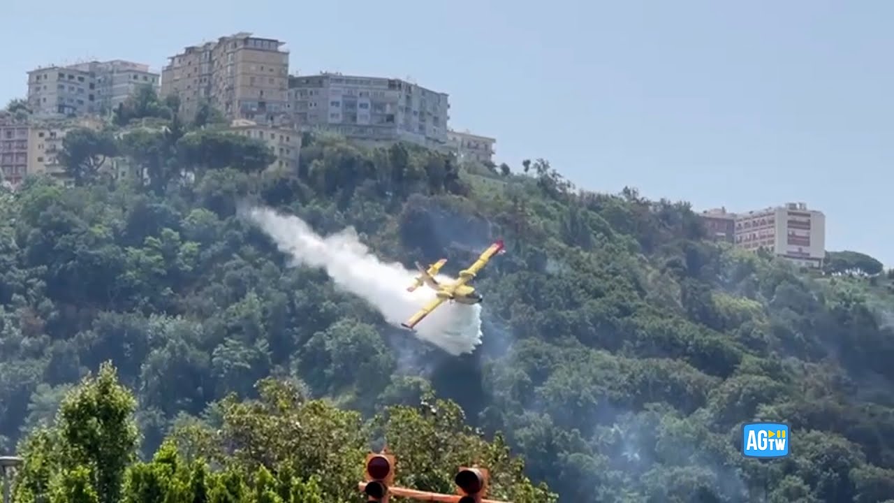Incendi, fiamme sulla collina di Posillipo. L'intervento dei canadair