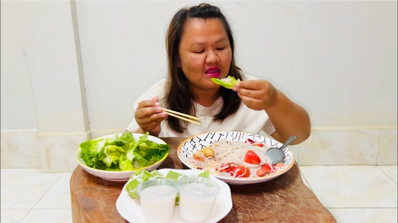 ผัวตำซั่วข้าวปุ้นให้กินยามแลงแซ่บหลายจ้าพูดไปด้วยน้อยใจพูดให้ฟัง ￼