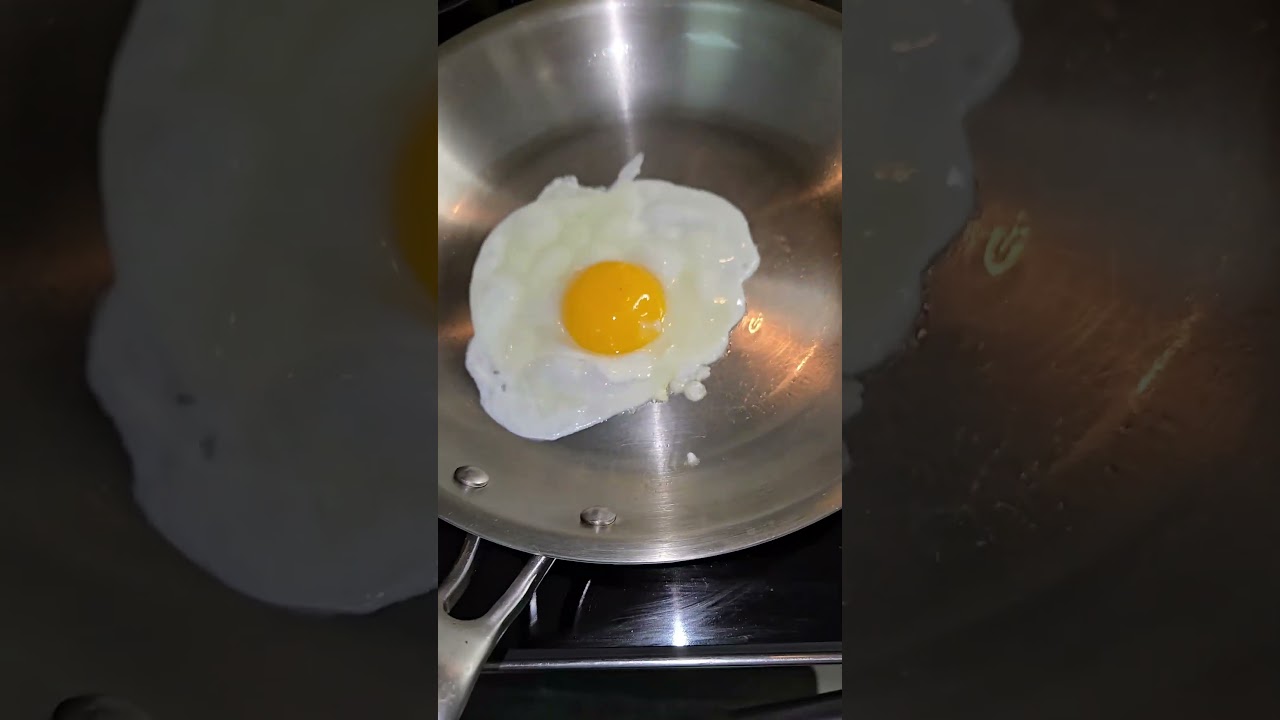 The best way to cook fried eggs on a steel pan