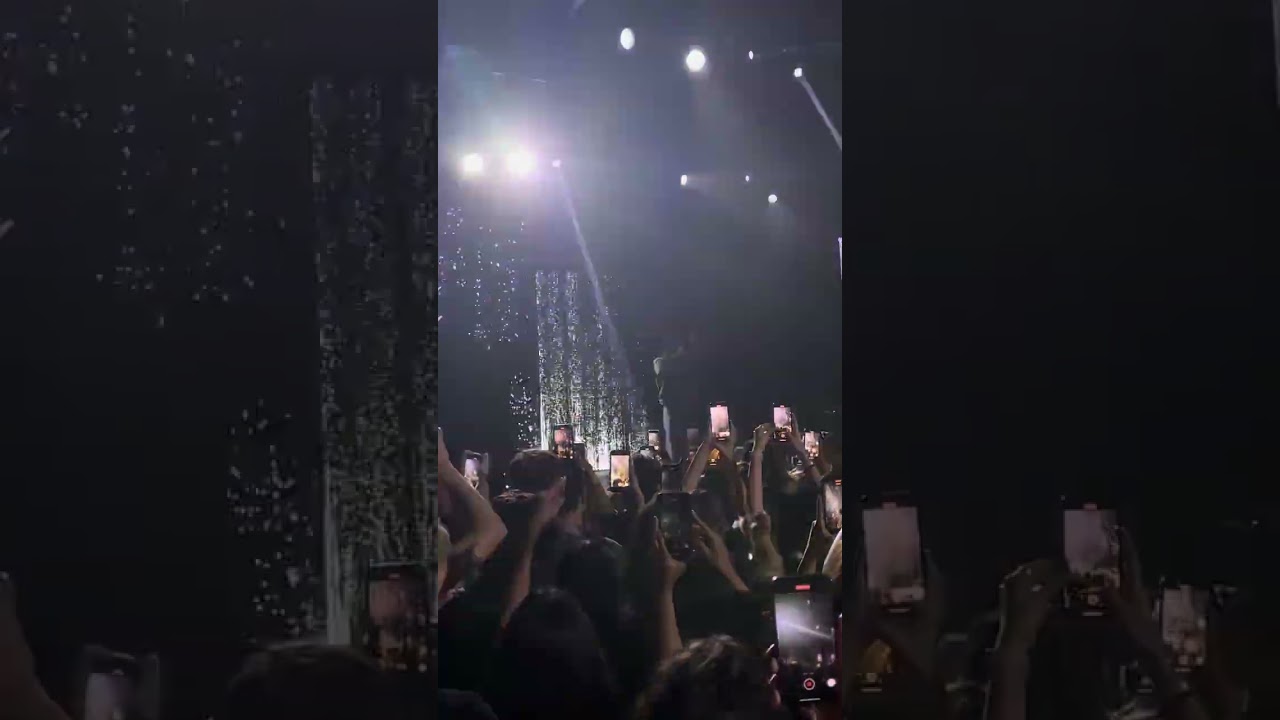 Jesse Rutherford performing live in Los Angeles. He played Softcore from The Neighbourhood!!