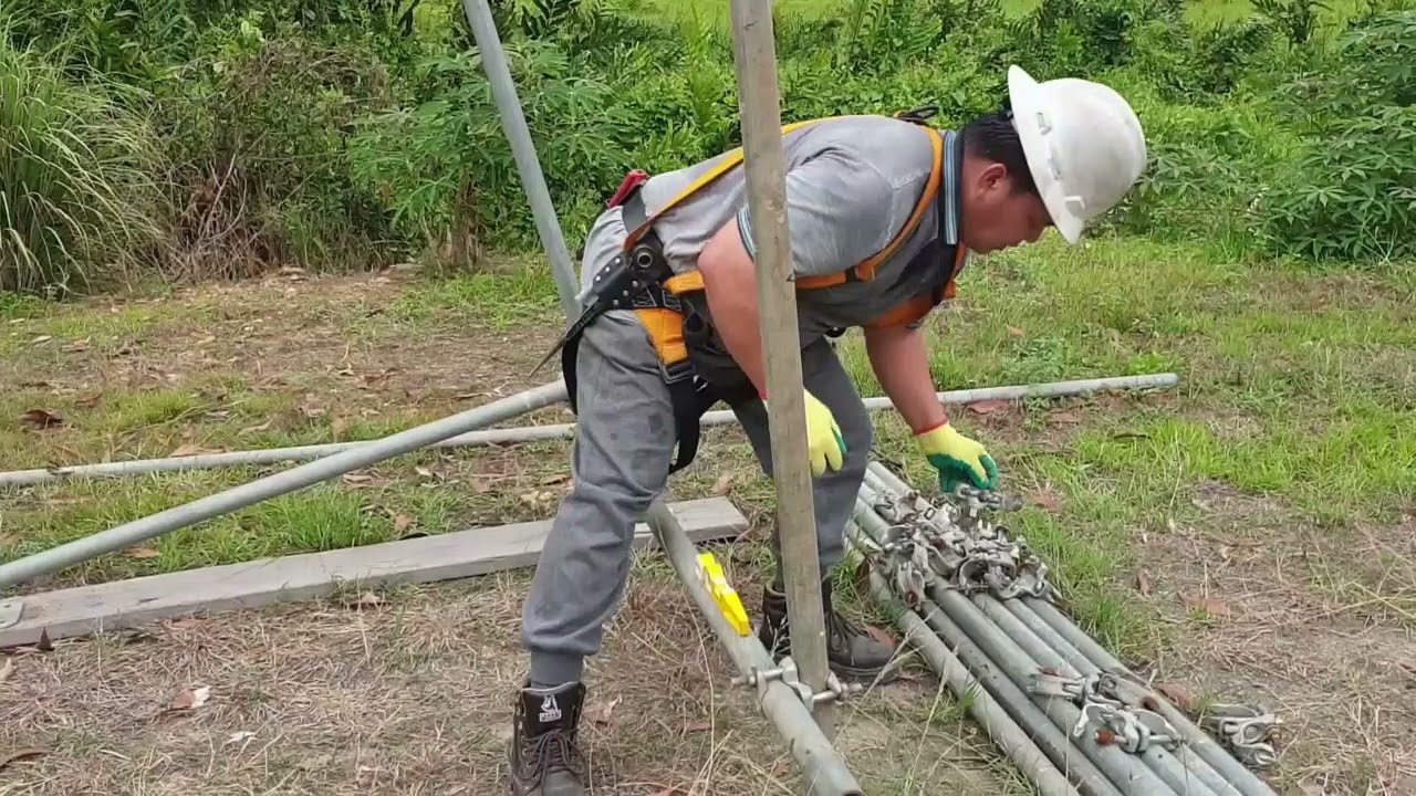Method of baselift erection, individually using 6 and 4 meter length standard of tube BS1139.