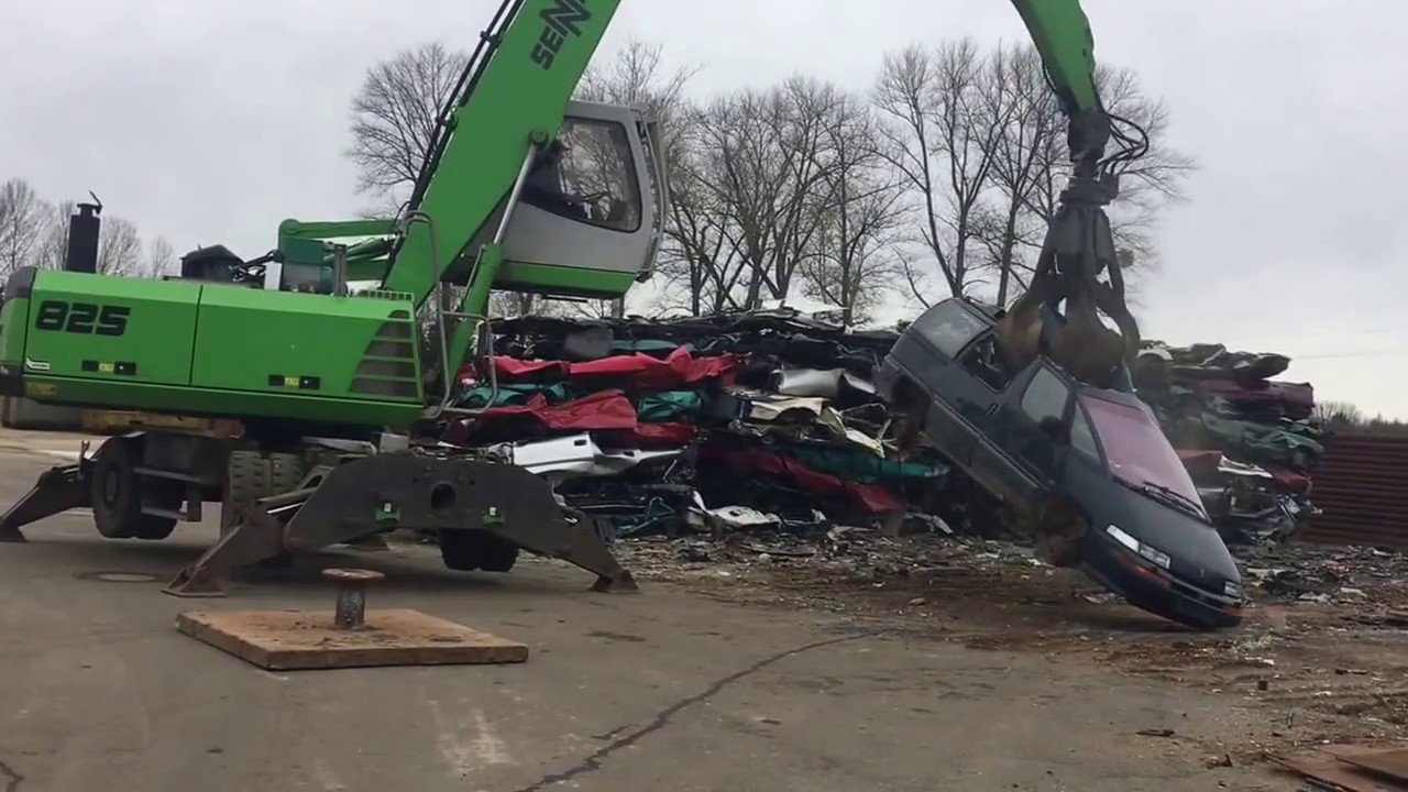 Bagger ZERSTÖRT Auto (Ein Tag auf dem Schrottplatz)