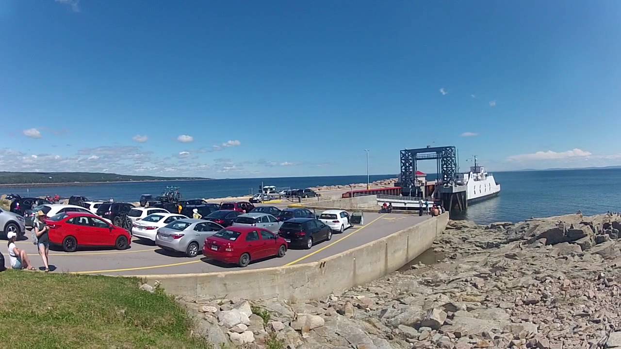 Les escoumins (Tadoussac) : plage et traversier vers 3 pistoles (Gaspésie)