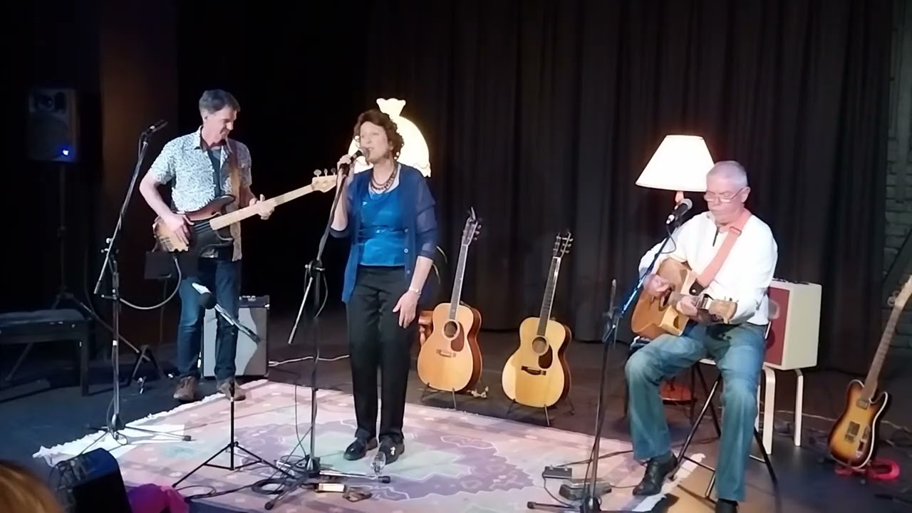 Jan Elliott sings Joni Mitchell Big Yellow Taxi