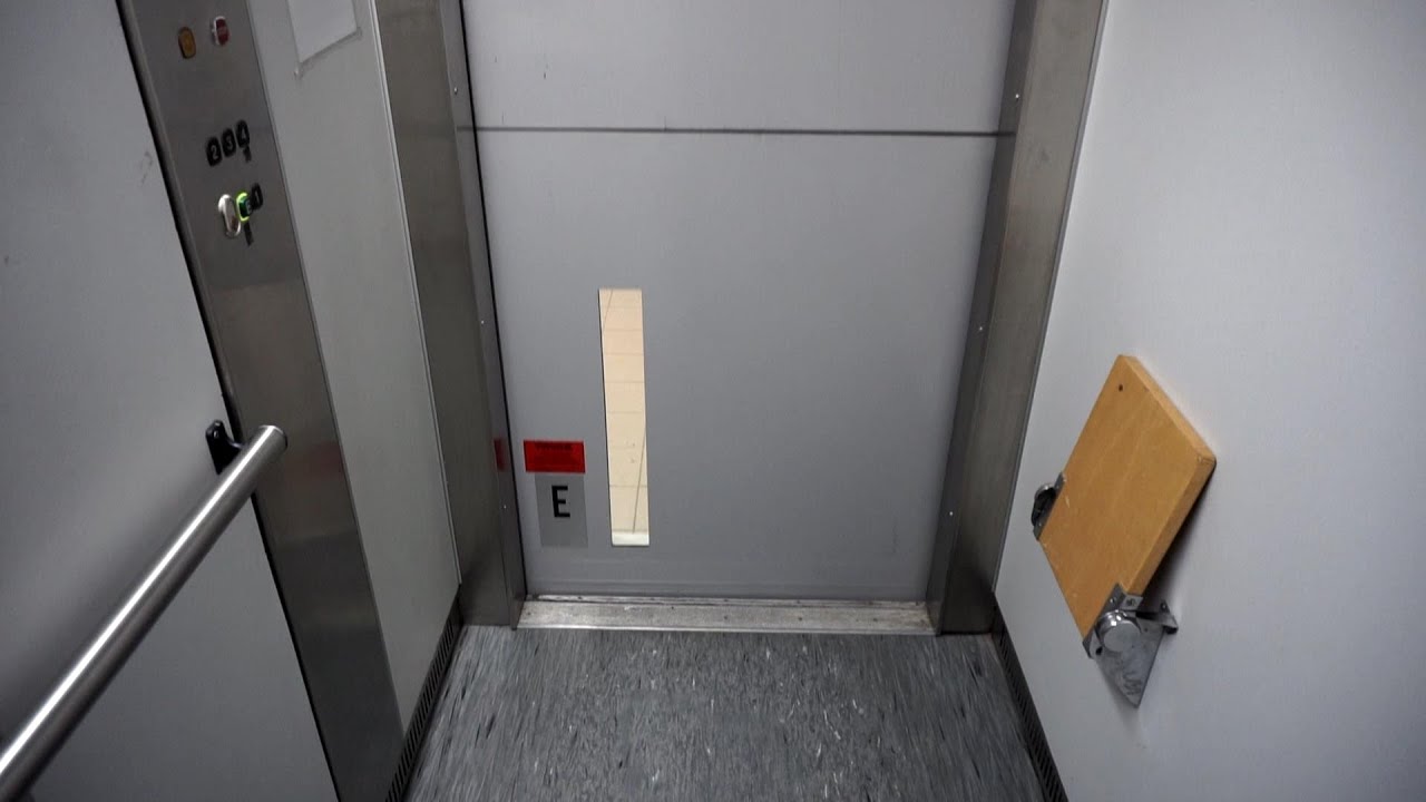 Epic motor! 1988 KONE roped hydraulic elevator without inner doors @ V&auml;sbygatan 5D, Sala, Sweden