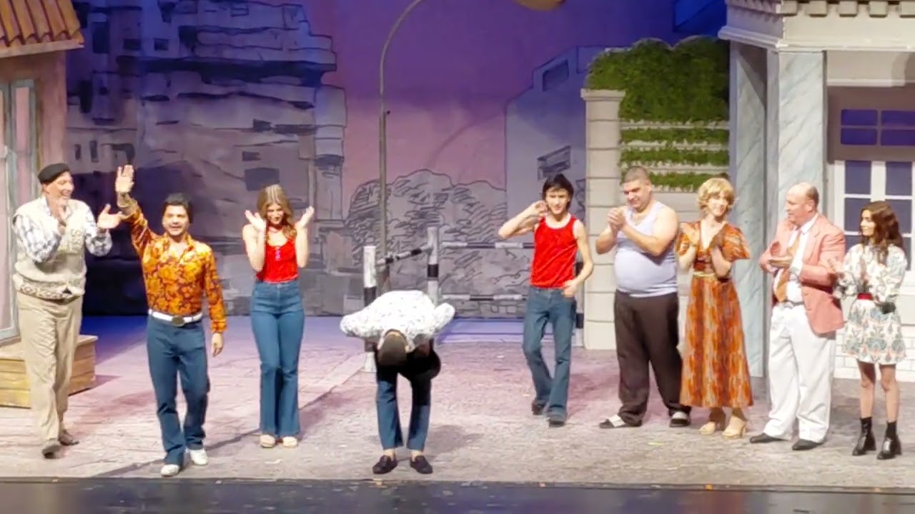 צרלי וחצי סיום ההצגה