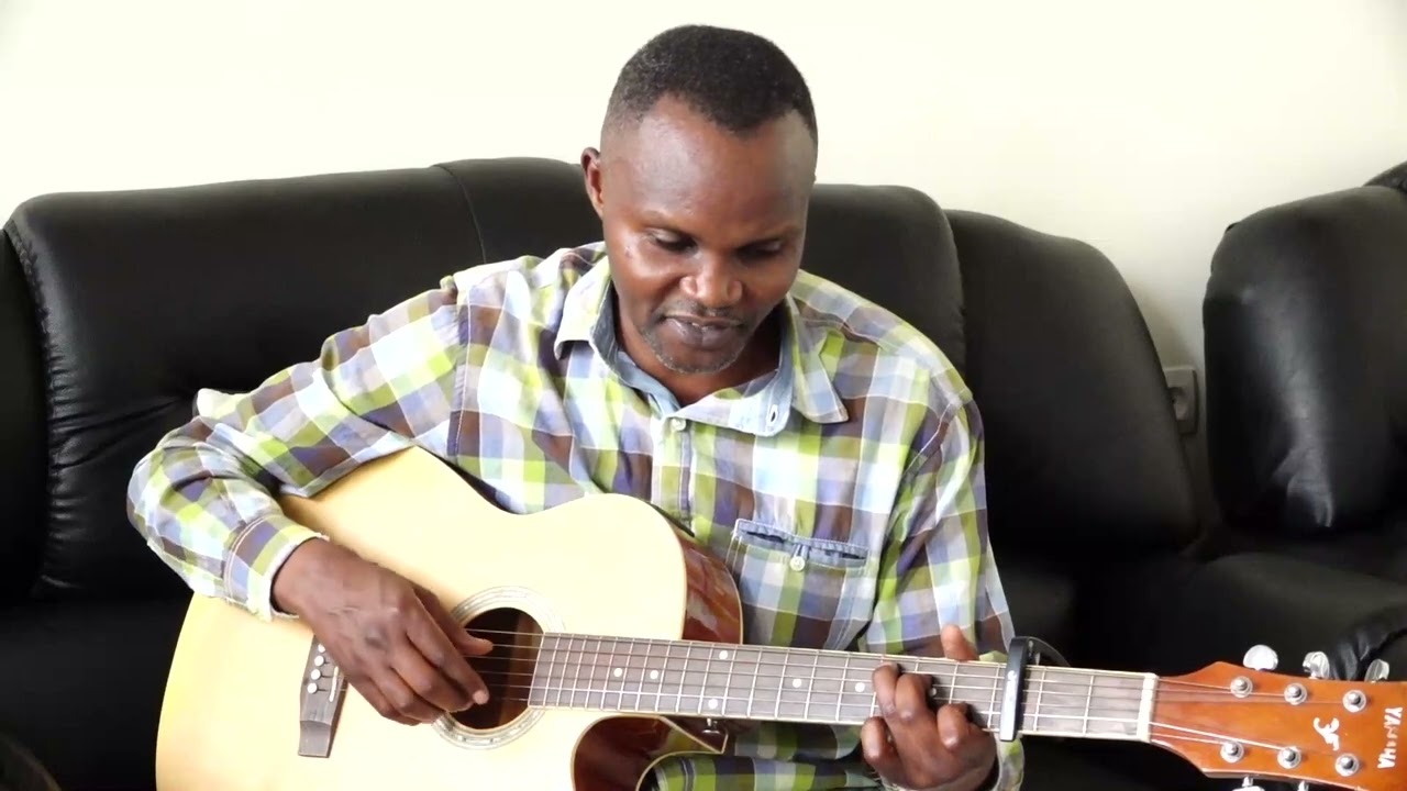 Nanze igitebwe n,ubugwari  by Nkurunziza  covered by Emma Guitar  #+250 783824710