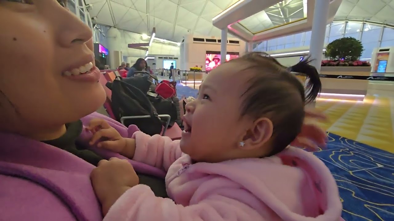 Suliyana played with mommy at Hong Kong Airport  yesterday