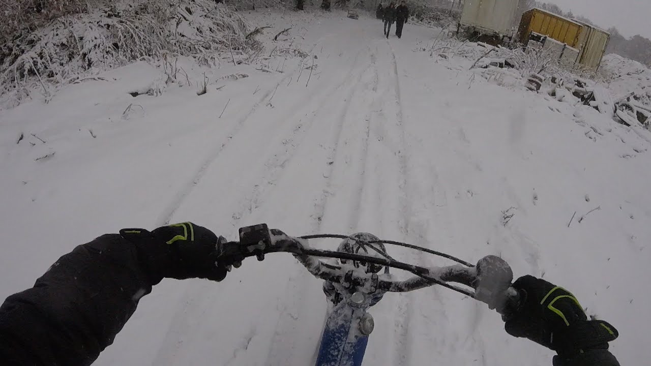 Met brommer door sneeuw rijden!