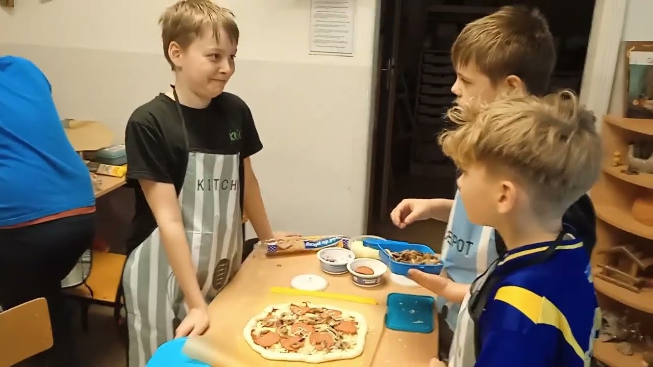 PIZZA 2026. Uczniowie klasy 6 i 7 w ramach lekcji plastyki i techniki samodzielnie wykonali pizze.