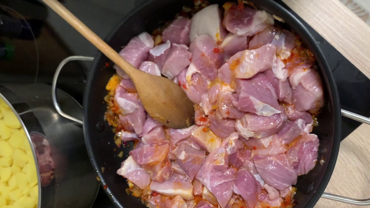Tocăniță de porc cu piure de cartofi