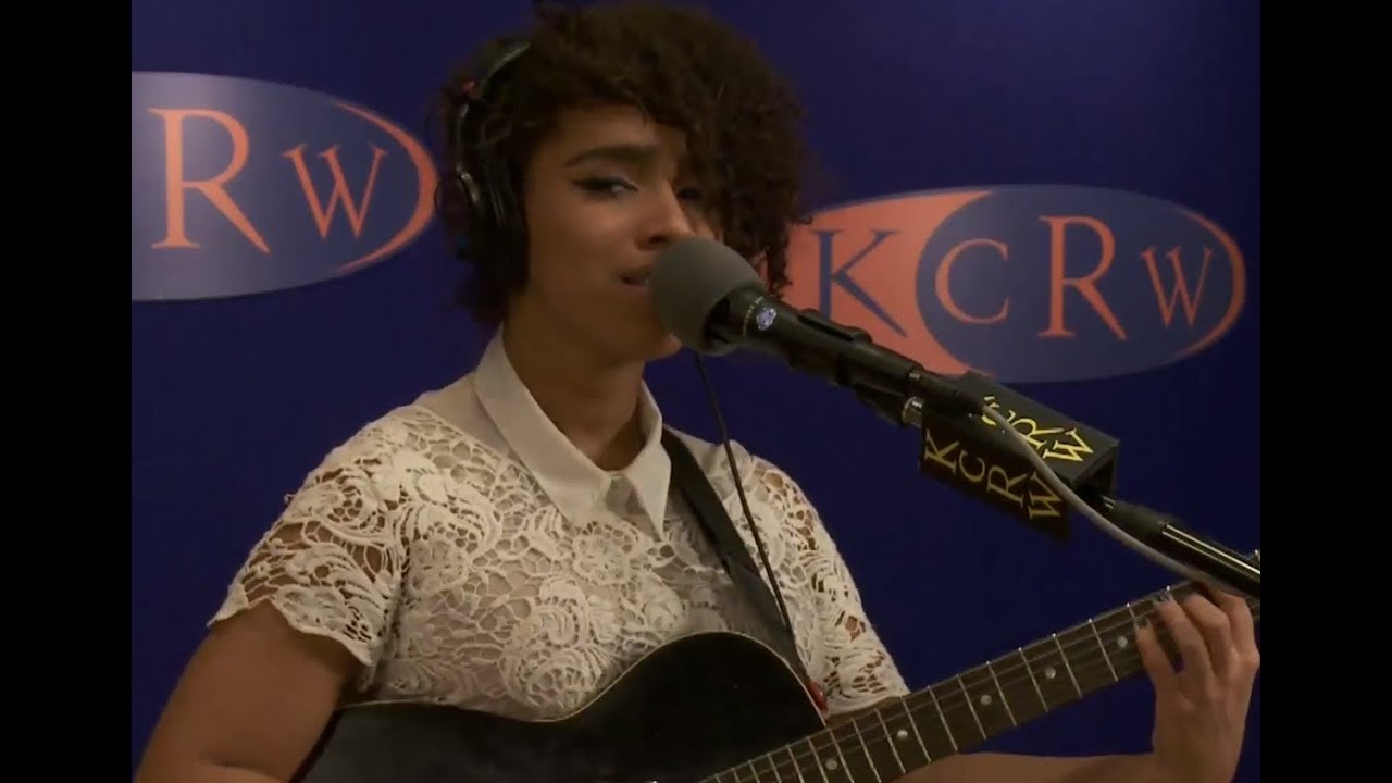 Lianne La Havas performing 