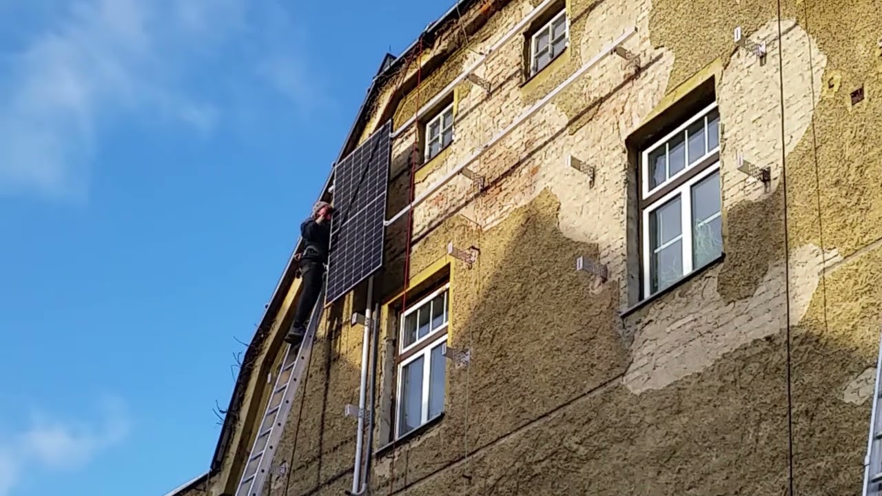 Přidelal jsem na fasádu zatím tři solární panely 10m nad zemi a pomáhala mi při tom i žena * 221119