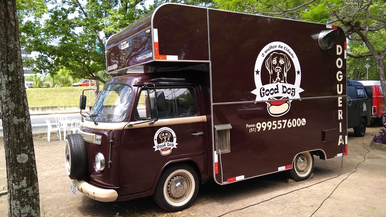 "Good Dog" -  Food Truck, Dogueria montada em kombi, 2006, Ronaldo e Rosemeri.