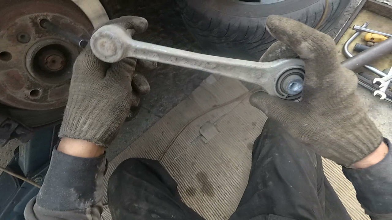 BMW. E39. Замена заднего верхнего переднего рычага.