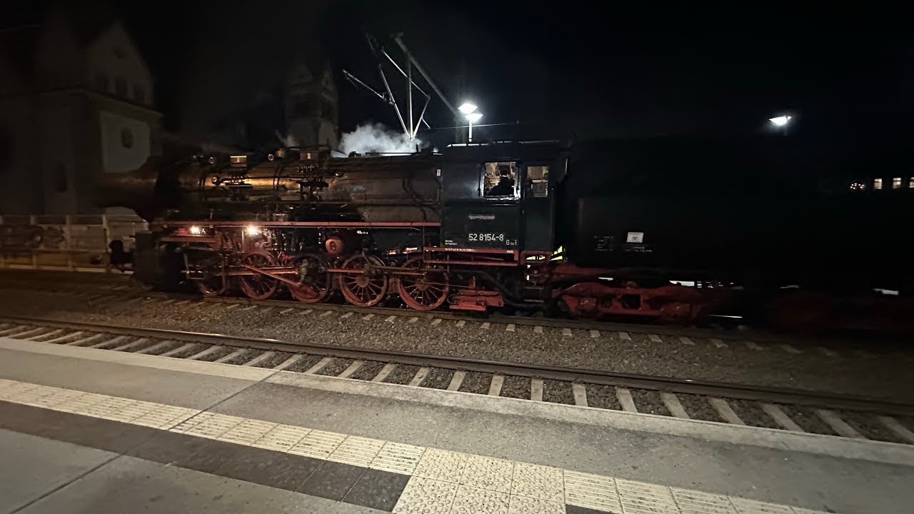 BR 52 8154-8 mit ihrem Sonderzug, bei Ausfahrt aus der Station Leipzig Plagwitz (vom 30.12.2025)  ￼