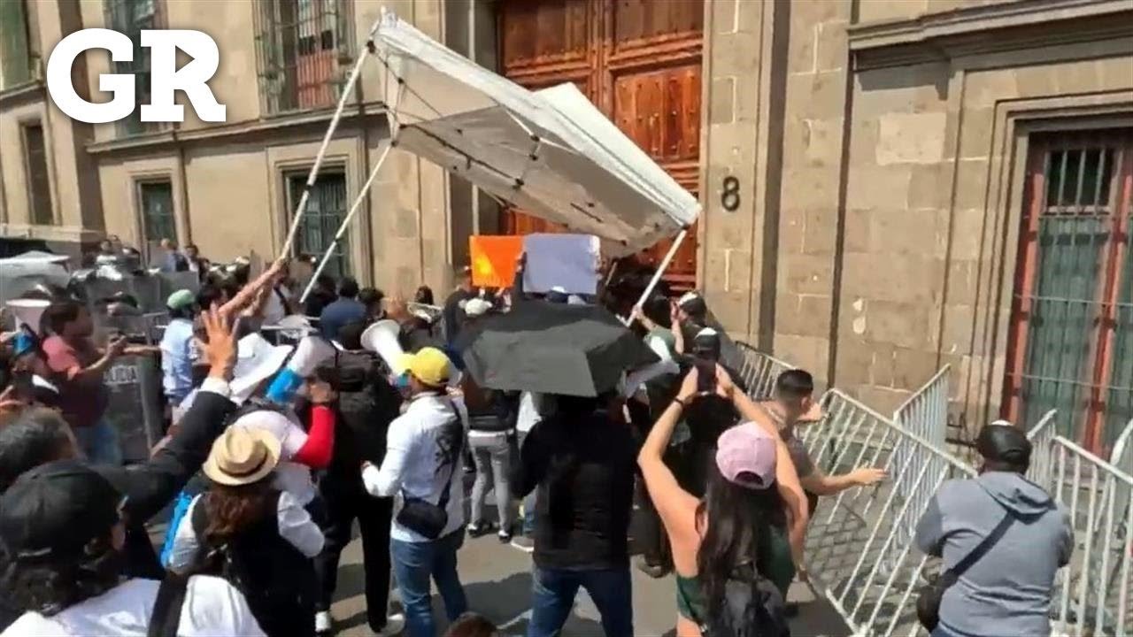 Brincan cerco y protestan por PJ en Palacio Nacional