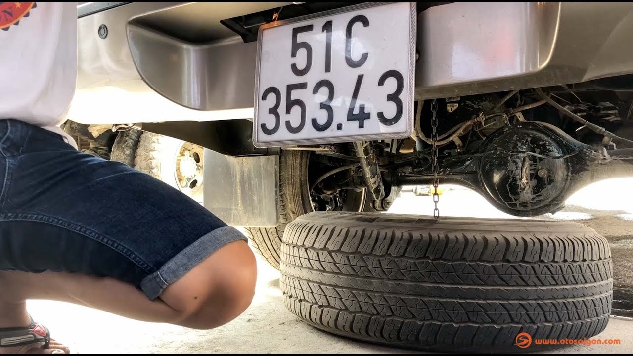 Cách hạ thay lốp dự phòng trên xe Ford Ranger