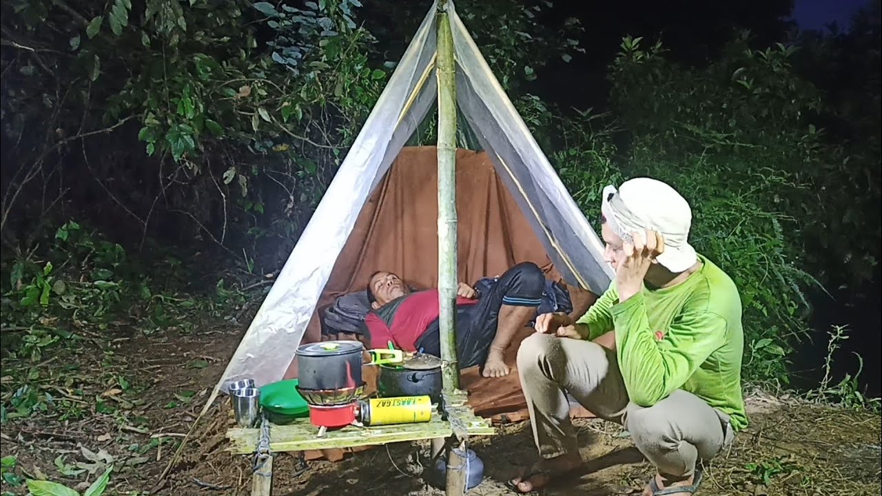 camping hujan deras tengah malam di pinggir sungai menyantap ikan baung di hutan