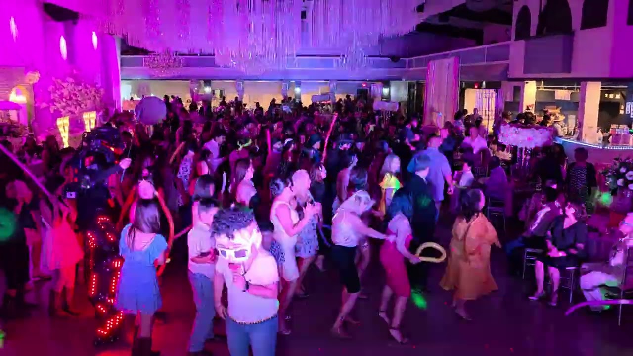 Full house on the dance floor 