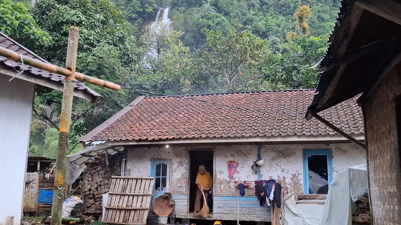 Tinggal Tepat di Bawah Curug‼️Suasananya Merinding tapi Bikin Betah!